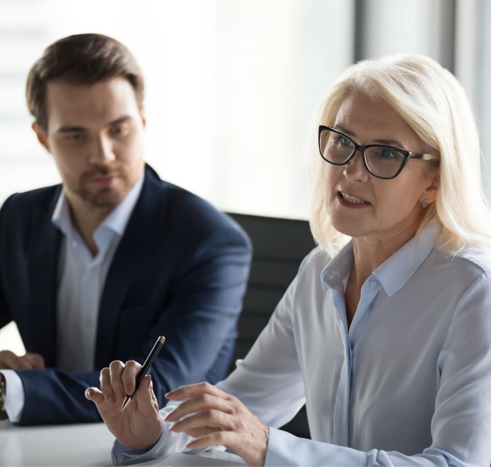 2 personas en una reunión de trabajo